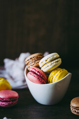 Assortiment de macarons colorés goût vanille chocolat citron et fraise - Dessert sucré français