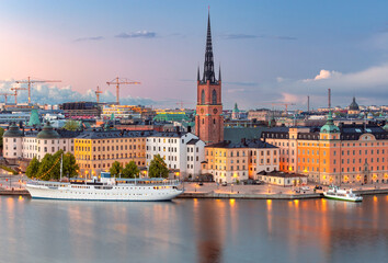 View of the city courthouse and the bell tower of Riddarholmen Church in Stockholm. - obrazy, fototapety, plakaty