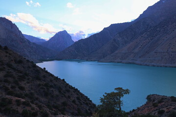 Fototapeta na wymiar Turquoise mountain lake Iskandarkul located in Fann mountains, Sughd, Tajikistan