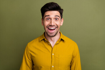 Obraz premium Photo of cheerful guy open mouth impressed black friday promotions isolated over dark green color background