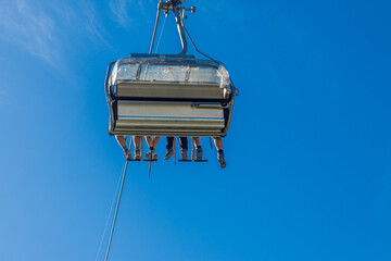 Suspended gondola of a chair lift