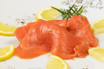 tranches de saumon fumé sauvage dans une assiette	