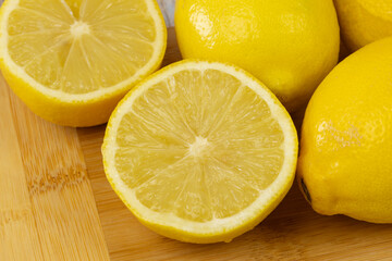 citron coup&eacute; en deux en gros plan