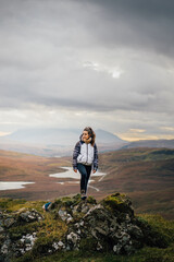 Naklejka premium Femme devant la montagne, sur l'ile de sky