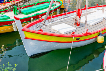 Bateaux de pêche sur le Canal de Peyrade à Sète - 683498068