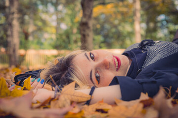 Jeune fille couchée dans les feuilles mortes au Parc de la Tête d'Or de Lyon