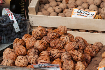 Frische Schälnüsse auf dem Markt