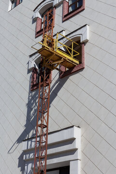 Lift on the facade of the building, carrying out repair work.