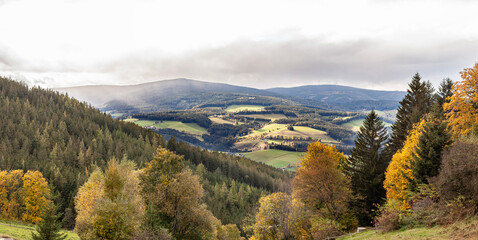 Herbstlicher Ausblick. Herbstliche hügelige Landschaft. Joglland Steiermark.
Hilly landscape in the fall.