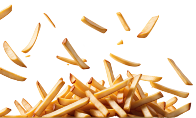 Porção de batata frita no ar. Monte de batatas fritas voando em fundo branco ou sem fundo, transparente, png.