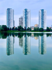 Obraz premium city skyline with river