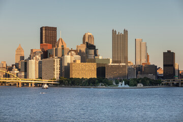 Naklejka premium Cityscape of Pittsburgh, Pennsylvania. Allegheny and Monongahela Rivers in Background. Ohio River. Pittsburgh Downtown With Skyscrapers and Beautiful Sky. Postcard View.