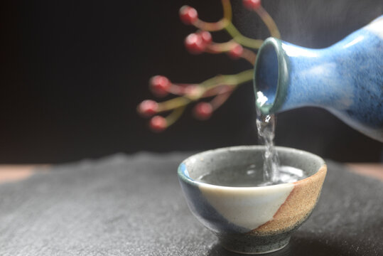 お猪口に湯気の上る熱燗の日本酒を注ぐ