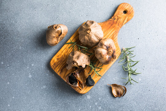 Black garlic, health food made by fermenting garlic