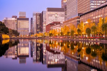 Papier Peint photo autocollant Skyline Night view of Marunouchi and Hibiya in Tokyo with water reflection during autumn