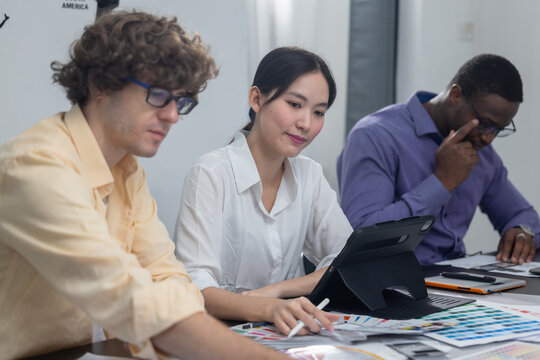 UI,UX developer optimize smart energy app, color, button, real-time monitoring of efficient insight