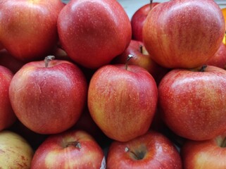 Fototapeta na wymiar red apples in a market