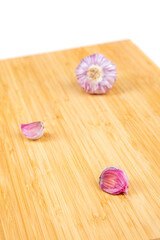 Minimalist garlic on a cutting board