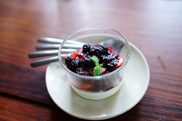 Strawberry and mulberry with cream 