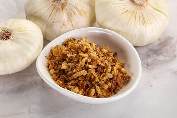 Dried roasted onion flakes for culinary