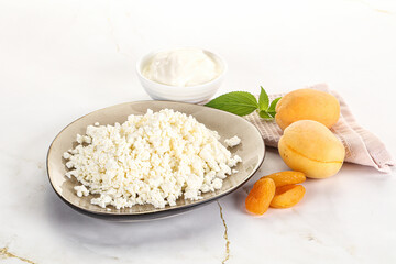 Cottage cheese with apricot and cream
