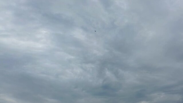 AVIONETA VOLANDO CIELO NUBLADO