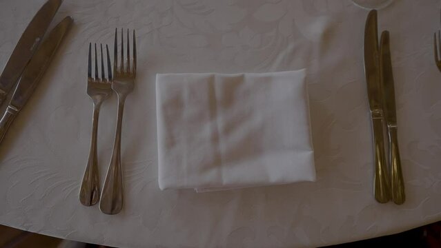 CUBIERTOS SERVILLETA TELA MESA