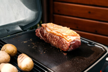 Dickes Rumpsteak mit Fettrand am Grill