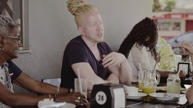 Homem albino conferindo a conta em um bar. Cinematico 4k.