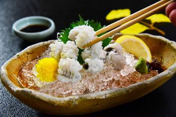 日本の和食　鱧の湯引きを箸で食べる