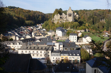 Fototapeta na wymiar Fels in Luxemburg mit Burg Larochette