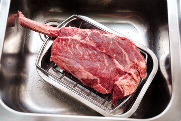 Riesiges Tomahawk Steak in einem Bräter - huge Tomahawk Steak prepared in a roaster