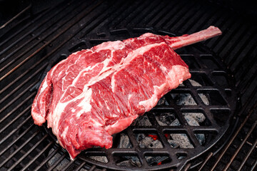 Riesiges Tomahawk Steak am Grill - huge Tomahawk Steak on the grill