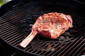 Riesiges Tomahawk Steak am Grill - huge Tomahawk Steak on the grill