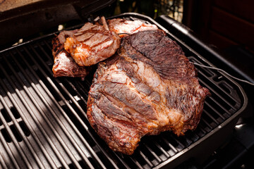 Riesiges Tomahawk Steak am Grill - huge Tomahawk Steak on the grill