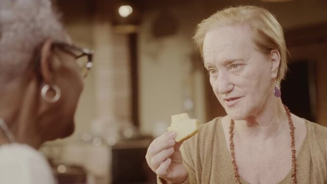 Senhoras idosas tomando cafe juntas. Cinematico 4k.