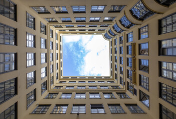 Blick in den Himmel im Innenhof des Ludwigpalais in München