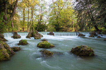 Obraz premium Kleiner Wasserfall im Englischen Garten in München