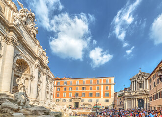 Fototapeta premium Tourists by world famous Fontana di Trevi