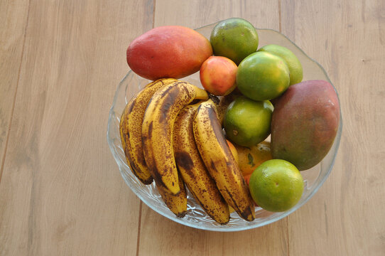frutas diversas em tijelas , laranjas , bananas, manga e nectarinas 