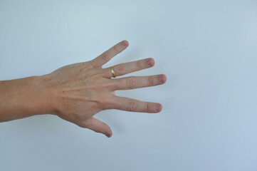 mão fazendo gesto expressão com os dedos 