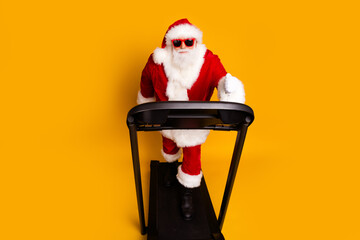 Full length photo of energetic joyful pensioner santa claus running slimming isolated on yellow color background - obrazy, fototapety, plakaty