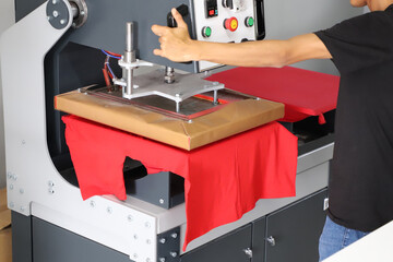 Press printing on colored t-shirts, press for printing images on fabric. Large industrial textile...