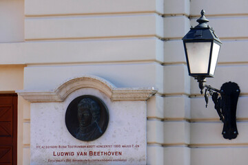 Gedenkplakette Ludwig van Beethoven am ehemaligen Karmeliterkloster in Budapest