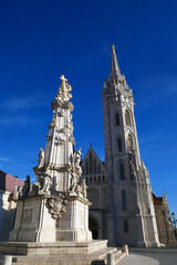 Fototapeta na wymiar Dreifaltigkeitssäule und Matthiaskirche in Budapest