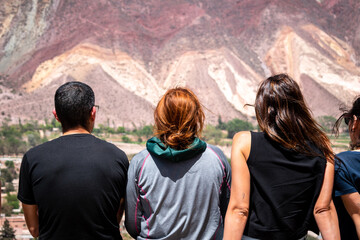 Amigos sentados en el mirador de Maimará admirando los cerros coloridos	