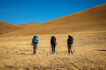 Grupo de exursionistas caminando por las montañas de la Provincia de Jujuy, en Argentina