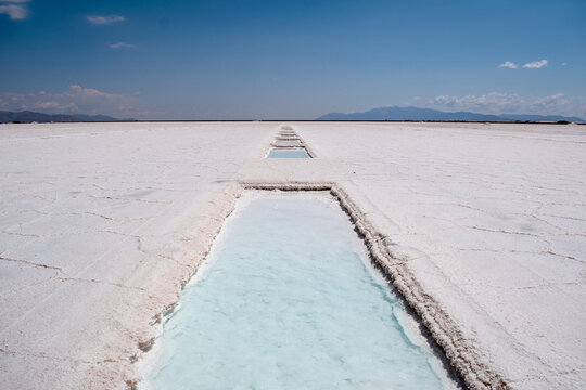 Vistas de las Salinas Grandes de Jujuy y sus piletas de extracci&oacute;n de sal	