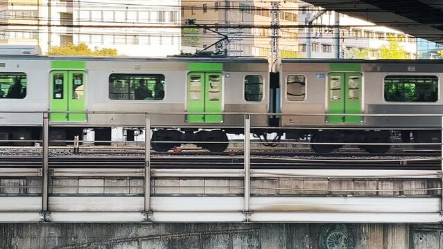 通過する山手線　竜閑さくら橋から望む風景