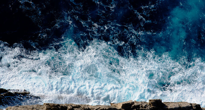 Olas en el mar con espuma